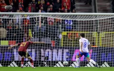 Италианският халф Сандро Тонали (вдясно) бележи единственото попадение на мача срещу Белгия в Брюксел.