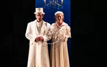 Борис Сарафов към олтара с Емили: Иван Радоев и Гергана Плетньова.