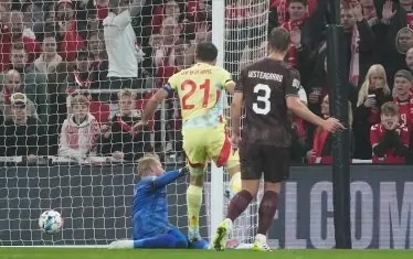 Микел Оярсабал (№21) бележи първия гол за Испания при победата с 2:1 над Дания в Копенхаген.
