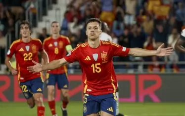 Браян Сарагоса е разперил ръце, след като е отбелязал от дузпа в допълнителното време решаващия гол за победата на Испания с 3:2 над Швейцария.