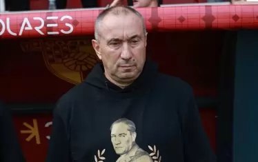 Треньорът на "Гьозтепе" Станимир Стоилов ръководи отбора си от резервната скамейка срещу "Коняспор" със суичър с лика на Кемал Ататюрк. Така той отдаде почит на основателя на съвременната турска държава по повод 86-ата годишнина от неговата кончина.