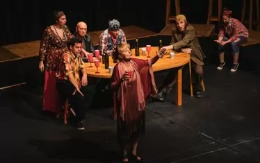  Вечният секссимвол и неговият антураж в кръчмата.