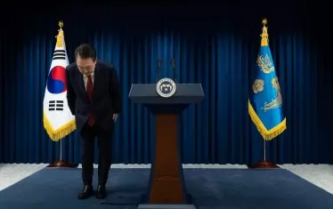 Юн Сук Йол се поклони в знак на извинение.