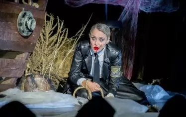  След Воланд в "Майстора и Маргарита" неотразимата Койна Русева отново е в мъжка роля: Одисей.