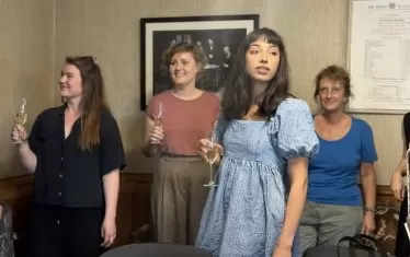 Анета Иванова (в центъра).