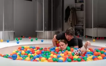 Теодора Духовникова и Мартин Димитров в "Елементарните частици" от Мишел Уелбек в прочита на Крис Шарков.