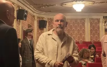 Малкович в неведение дали ще има премиера, тъй като протестиращите не допускаха зрителите с билети в театъра.