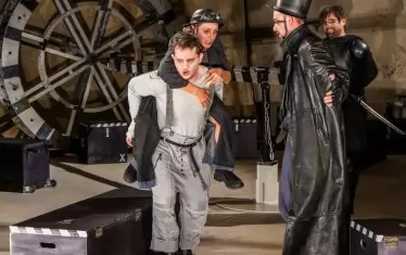  Асен Мутафчиев е единият син на Майка Кураж.