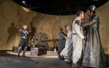  Войната като огромна войнишка палатка - сценограф е Никола Тороманов.