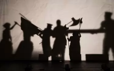  Театърът на сенките в началото на представлението.