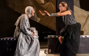  Никол Георгиева като глухонямата дъщеря.