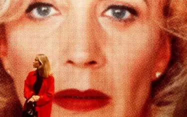 Кадър от "Всичко за майка ми" на Алмодовар. Лицето в едър план е Мариса Паредес, пред нея е Сесилия Рот.