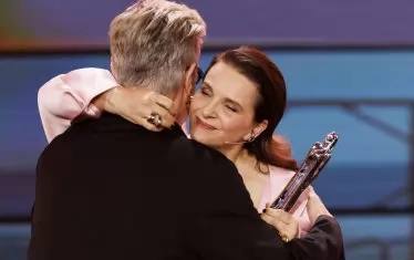  Жулиет Бинош приветства Вим Вендерс 