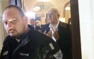 Директорът на Народния Васил Василев се опита да излезе и да разговаря с недоволните, но - напразно...