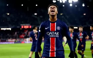 19-годишният Дезире Дуе крещи неистово от радост след гола си, с който оформи крайния резултат при гостуването на "Пари Сен Жермен" в Австрия срещу "Ред Бул" (Залцбург).