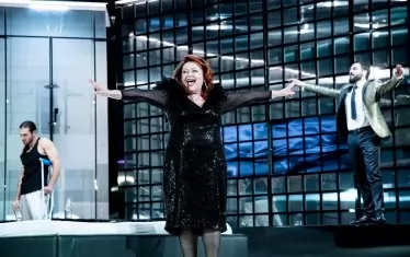  Петя Силянова като глуповатата плантаторска съпруга Айда.