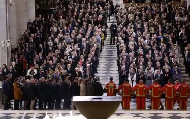 Един от акцентите на вечерта бяха дългите овации към пожарникарите, спасили готическия шедьовър.