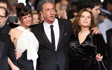  Челесте, Паоло Сорентино и Стефания Сандрели на червения килим в Кан.