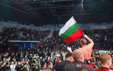 Кубрат Пулев вее българското знаме пред 12 000 зрители в "Арена София".