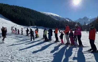 На Витоша работят редица детски ски и сноуборд училища. Те изтъкват като голям проблем липсата на категоризирани  ски писти, особено на Зелена писта за децата, минали начално обучение.