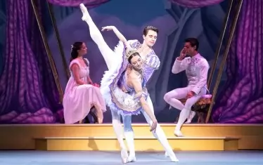  Сцена от "Лешникотрошачката" на Английския национален балет.