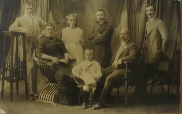 Георги Губиделников със семейството си.