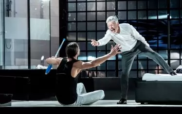 Ириней Константинов в радостта на героя му, върнал се от "страната на мъртвите".