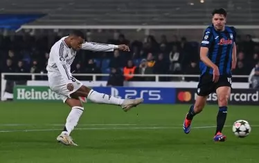 Килиан Мбапе изпраща с мощен шут топката във вратата на "Аталанта" за своя втори гол с екипа на "Реал" в Шампионската лига, който е под №50 за него в турнира.