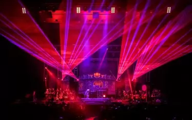  Спектаклите на артиста съчетават красотата на музиката с кинематографично величие.