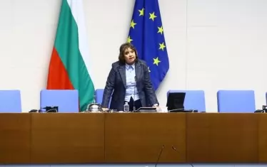Наталия Киселова беше избрана за председател на парламента след близо месец на разтакаване и политически игрички.