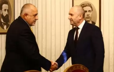 Вече всички искат да бъдат приятели на президента Радев.