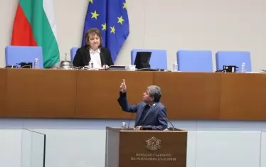 И управляващите не се боят да й размахват пръст.