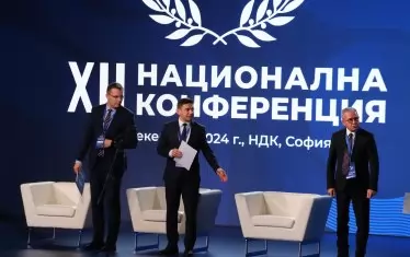 На откритата част на конгреса изявления направиха неколцина приближени на Пеевски, сред които Станислав Анастасов, Халил Летифов и Йордан Цонев (от ляво на дясно).