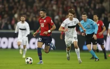 Българският рефер Георги Кабаков (вдясно) следи изкъсо как бившият френски национал Реми Кабела ("Лил") напредва с топката при домакинската победа с 3:2 над "Щурм" (Грац).