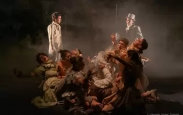 Сцена от визионерския спектакъл на Веселка Кунчева "Портретът на Дориан Грей" в Габрово.