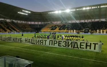 Привържениците и ръководството на "Ботев" протестираха с транспарант "Нашият клуб, нашият президент" срещу 10-годишната забрана за влизане в България, издадена на собственика на клуба Антон Зингаревич.