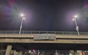 "Нашият клуб, нашият президент" пише на един от плакатите, разпънати из Пловдив в подкрепа на собственика на "Ботев" (Пд) Антон Зингаревич.