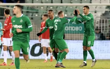 "Лудогорец" не успя да влезе в Шампионската лига, а стигна до Лига Европа, където обаче се радваше най-много на равенства. На снимката: Националът Ивайло Чочев (вдясно) получава поздравления за гола си при домакинското 2:2 срещу АЗ "Алкмаар" в последния европейски мач на разградчани за годината.