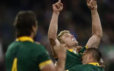 Дю Тойт е вдигнал ръце към небето, след като Южна Африка спечели световната титла през 2023 г. (негова втора в кариерата), а съотборникът, който го прегръща, е Андре Полард, с когото играят заедно още от 2012 г. с младежкия национален тим.