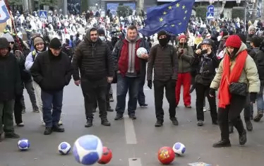  Протестиращи пред парламента ритаха футболни топки и крещяха "Покажи си дипломата". Кавелашвили няма висше образование и затова не е могъл да оглави грузинския Футболен съюз