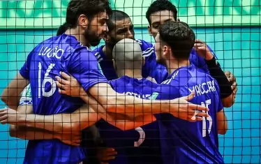 Волейболистите на "Сада Крузейро" се прегръщат след поредната точка в полето на "Тренто" във финала на световното клубно първенство.