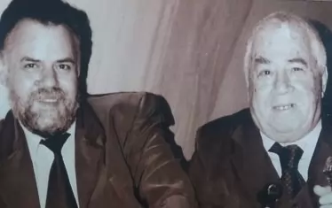  На портрет със знаменития си баща.