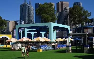 Завеждането на дете на тенис мач или раздумката с приятел на няколко крачки от действието стана нещо напълно възможно.