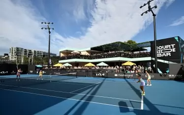 Бар и кафене непосредствено до корта вместо секция трибуни, с музика и без ограничения на шума по време на игра