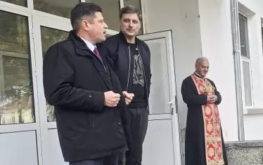 Фотографът на откриването на изложбата.