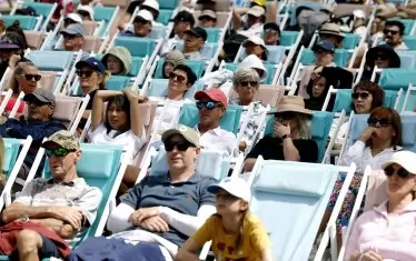 През целия следобед и до вечерта има китаристи и певци, които свирят на главния площад между кортовете, където феновете си дават почивка от мачовете