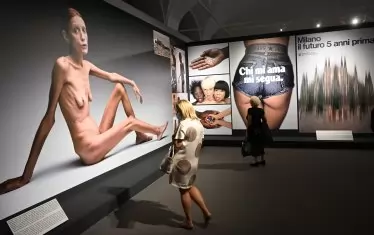  С анорексична манекенка фотографът заостря общественото вниманише към този сериозен проблем. 