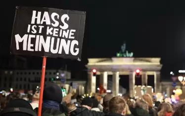 "Омразата не е мнение", гласи един от лозунгите по време на протеста.