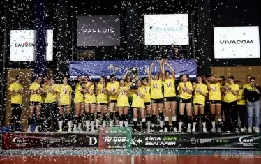 Състезателките на "Марица" празнуват своята осма поредна и общо десета Купа на България насред залата на "Левски София" в столицата.