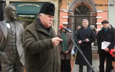  Актьорът до паметника на Щастливеца в образа на неговия прочут герой.